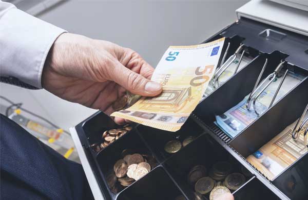 Geöffnete Kasse mit Bargeld